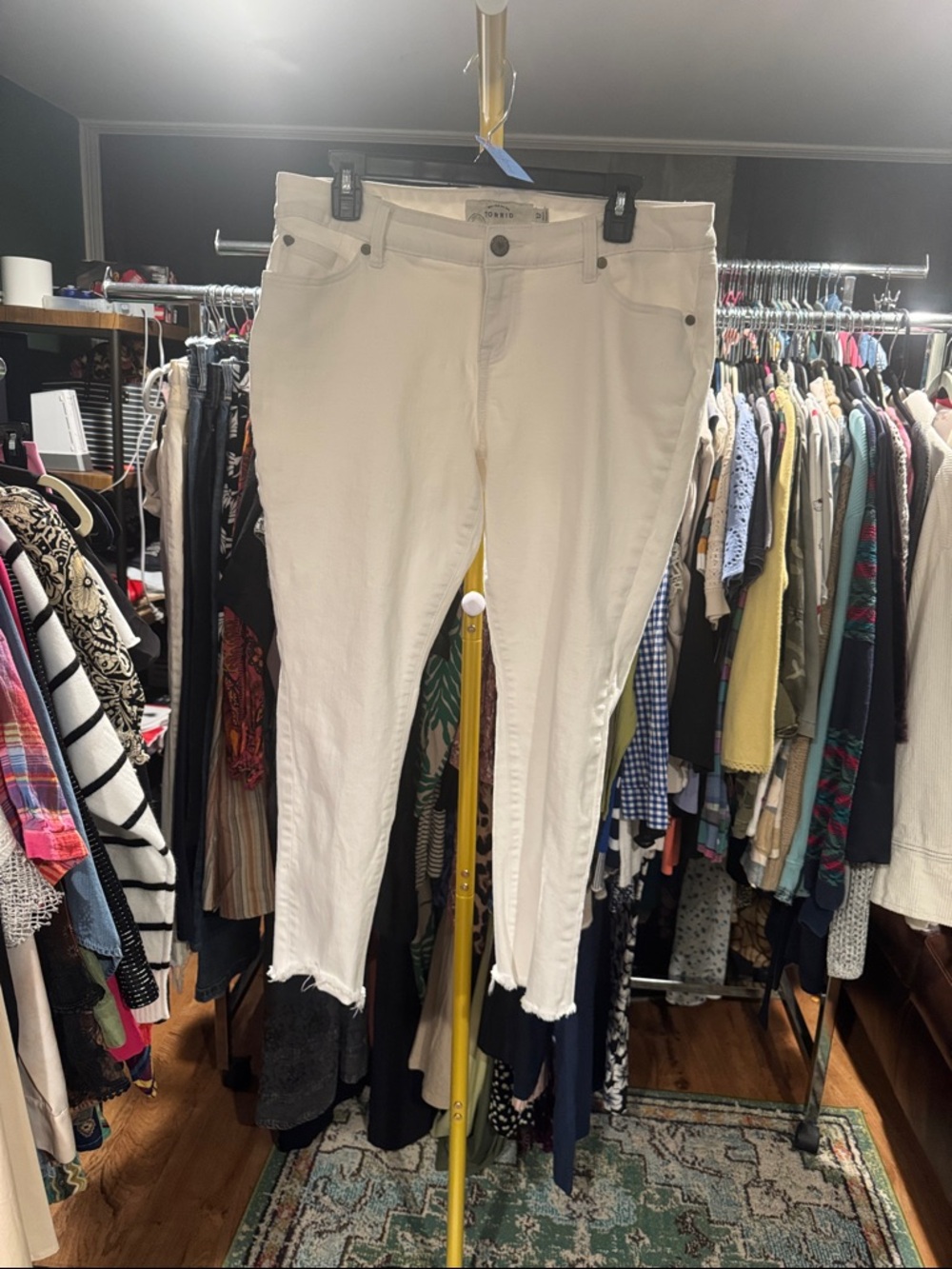 Torrid Boyfriend Women's White Skinny Jeans frayed bottom sz 12